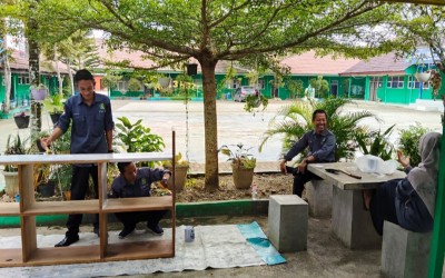 Tata Usaha Lakukan Pengecatan Lemari Arsip untuk Menunjang Kerapian Administrasi