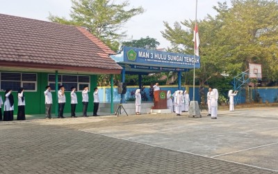 Amanat ASN di Apel Senin: Wakamad Tekankan “Izin Diri” sebagai Kunci Bahagia dan Disiplin Siswa