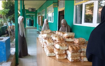 MAN 3 HST Salurkan Paket MBG untuk Delapan Hari Selama Libur Lebaran
